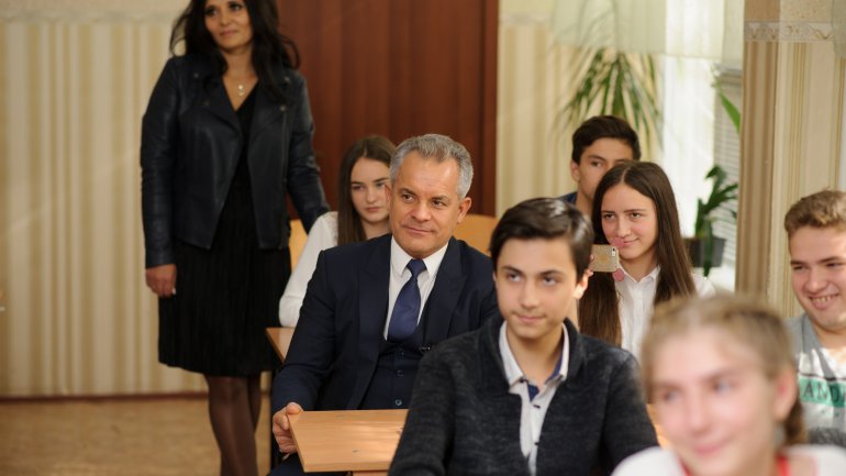 First pedagogue wins title 'beloved teacher' in contest organized by Vlad Plahotniuc's Edelweiss (Photo)