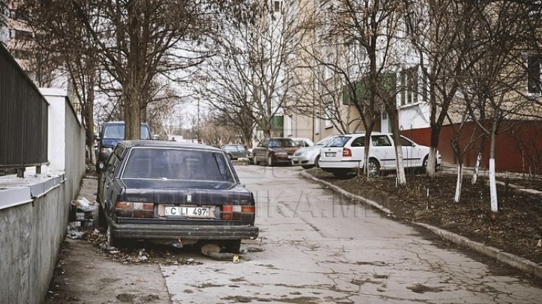 Chisinau becomes junkyard of abandoned cars