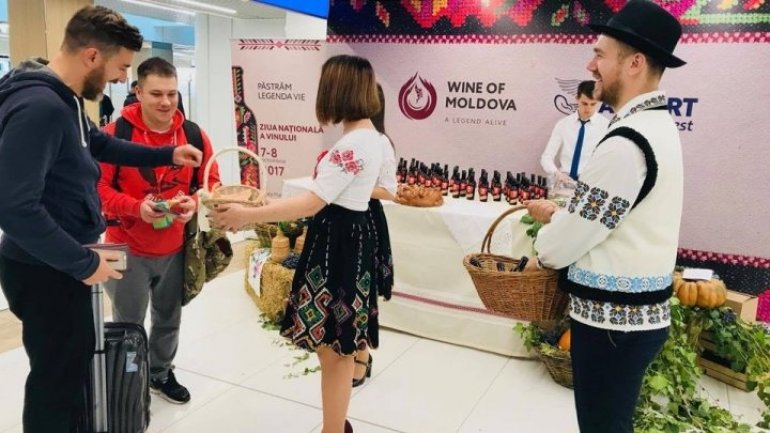 Passengers got unexpected presents from National Wine Day at Chisinau airport 