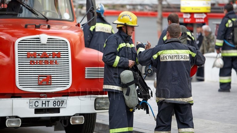 1 person treated for smoke inhalation after fire engulfed building in Buiucani Sector