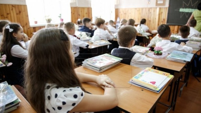 Horror in school: 35 pupils from Băiuş village studying amongst repair noise