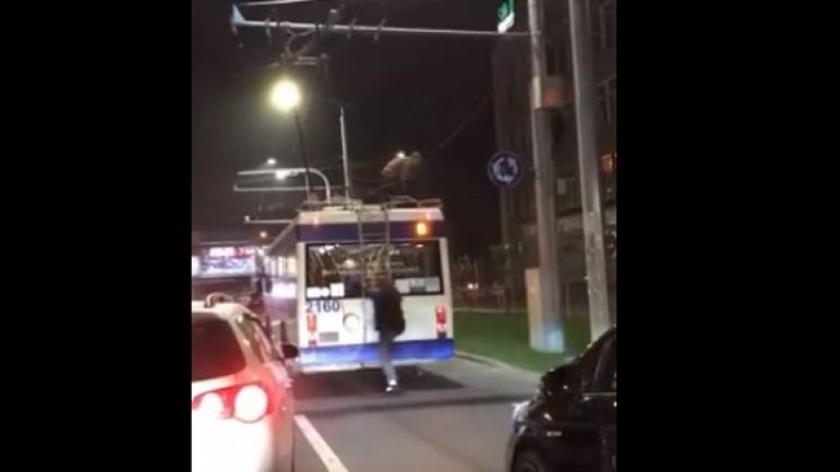 Play with Grim Reaper: Youngsters climbed onto the roof of trolleybus (video)