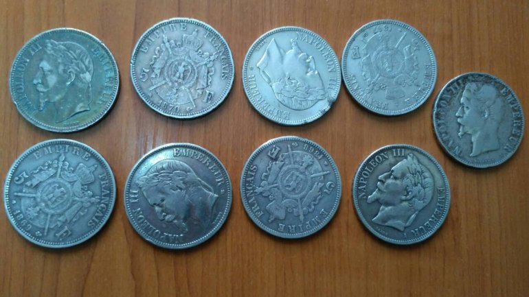 Nine coins and a bayonet found in packages with different declared content