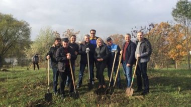 MPs changed their jackets and hats on sportive clothes and planted trees in ''La Izvor'' park