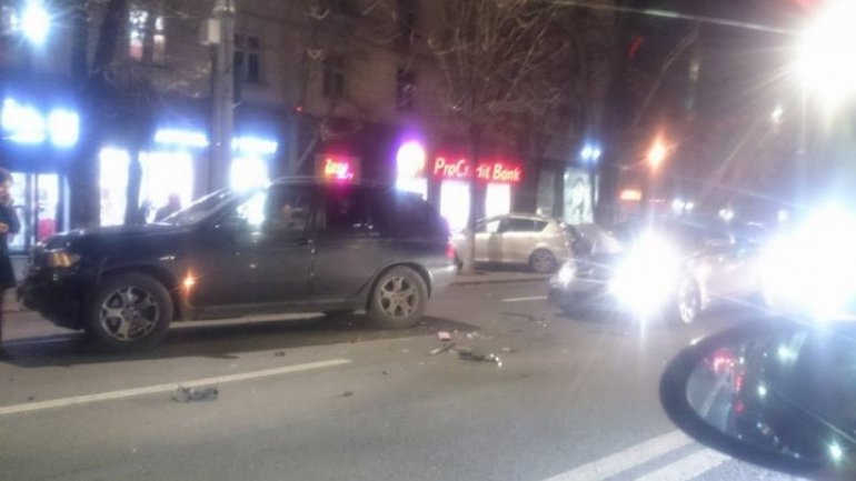 Car crush in a row, in Capital, on intersection between Stefan cel Mare and Vlaicu Pircalab streets