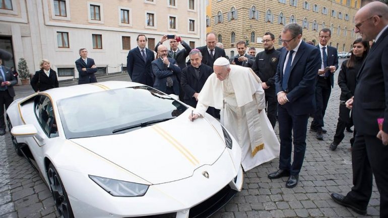 What did Pope Francisc do after receiving Lamborghini gift 