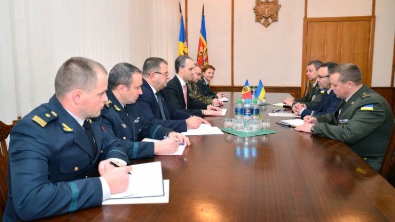 Defence Minister of Moldova, Eugen Sturza met Ivan Gnatisin, Ukraine Ambassador to Moldova