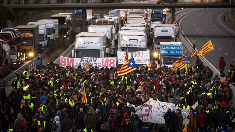 Protesters blocked streets across Catalonia to demand freedom of jailed pro-independence politicians 