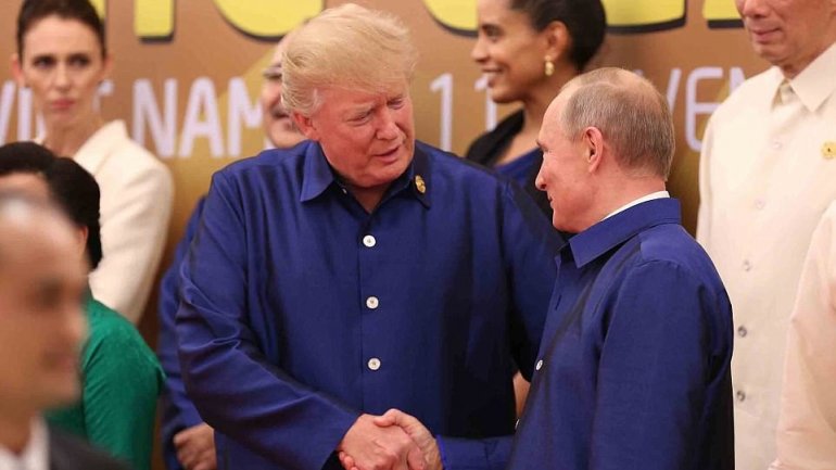 Trump and Putin continue Bill Clinton's tradition by wearing traditional Vietnamese silk shirts at APEC conference 