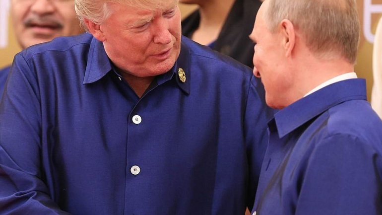 Trump and Putin continue Bill Clinton's tradition by wearing traditional Vietnamese silk shirts at APEC conference 