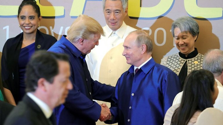 Trump and Putin continue Bill Clinton's tradition by wearing traditional Vietnamese silk shirts at APEC conference 