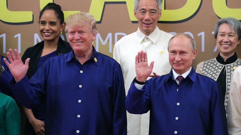 Trump and Putin continue Bill Clinton's tradition by wearing traditional Vietnamese silk shirts at APEC conference 