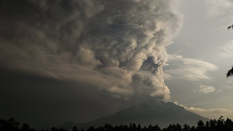 Mount Agung erupted canceling over 900 flights leaving 120 000 tourists stuck in Bali 