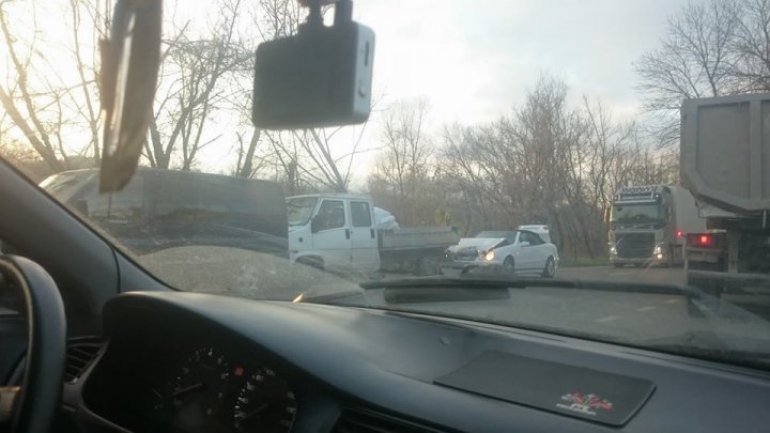 Car crush in a row on Muncesti highway of the Capital