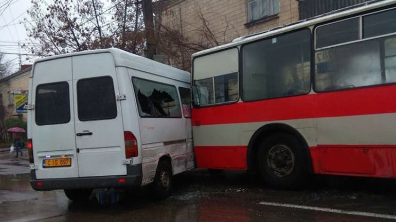 Accident in Telecentru. Minibus driver doesn't have time for traffic law