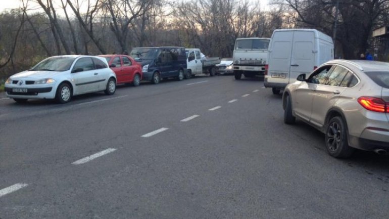 Car crush in a row on Muncesti highway of the Capital