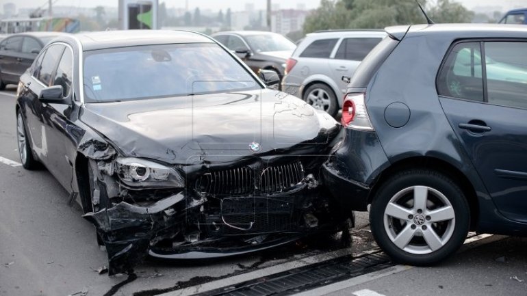 Car crash in a row on Uzinelor street 