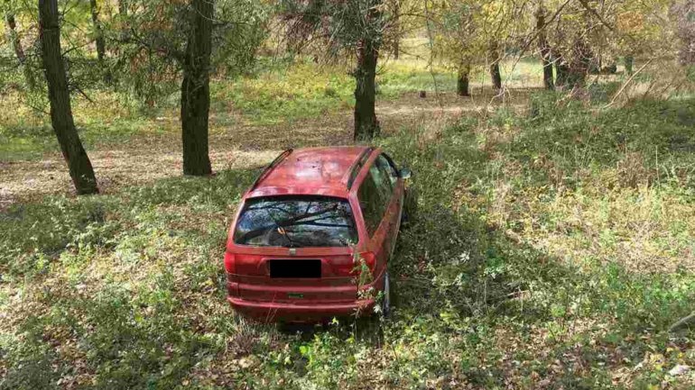 Car found abandoned in forest after it was stolen by three teenagers in Cricova town