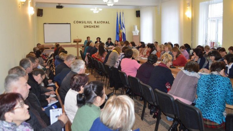 Teachers from Ungheni met Education Minister Monica Babuc and expressed their support for curriculum reform