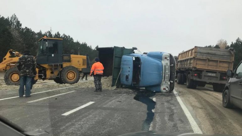 Truck carrying sand overthrown near Edineț as driver lost control