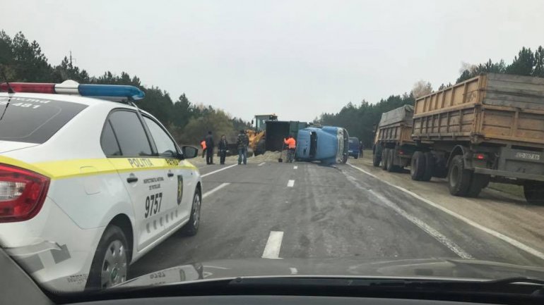 Truck carrying sand overthrown near Edineț as driver lost control