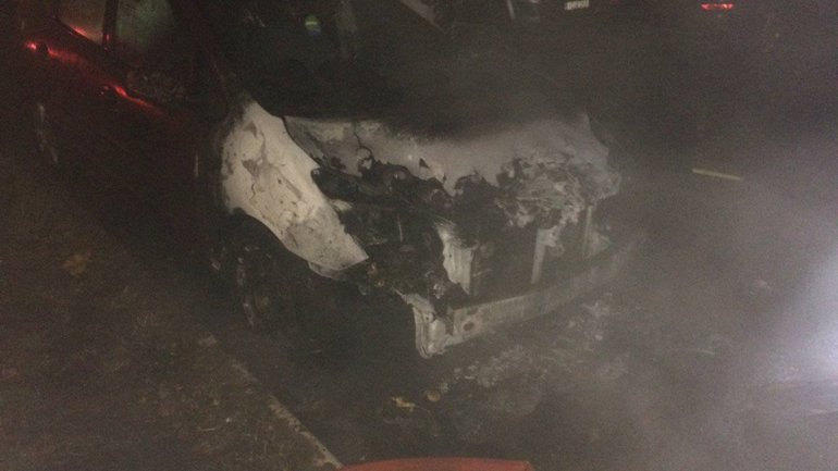 Two cars caught fire last night on Grenoble Street from Capital (Photo)