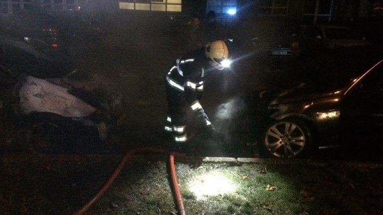 Two cars caught fire last night on Grenoble Street from Capital (Photo)