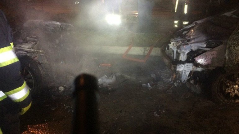 Two cars caught fire last night on Grenoble Street from Capital (Photo)