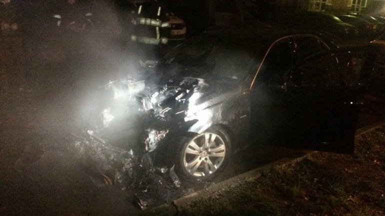 Two cars caught fire last night on Grenoble Street from Capital (Photo)