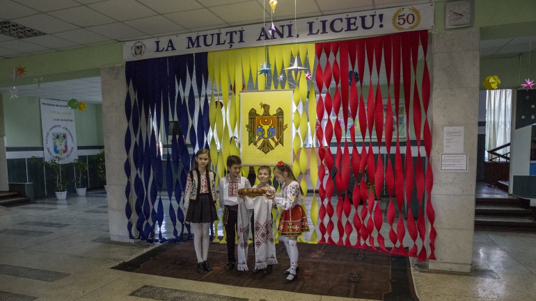 Andrian Candu as teacher in capital high school, instructing pupils traffic safety (Photos)