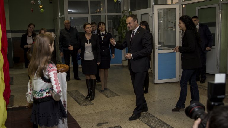 Andrian Candu as teacher in capital high school, instructing pupils traffic safety (Photos)