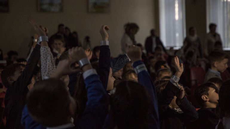 Andrian Candu as teacher in capital high school, instructing pupils traffic safety (Photos)