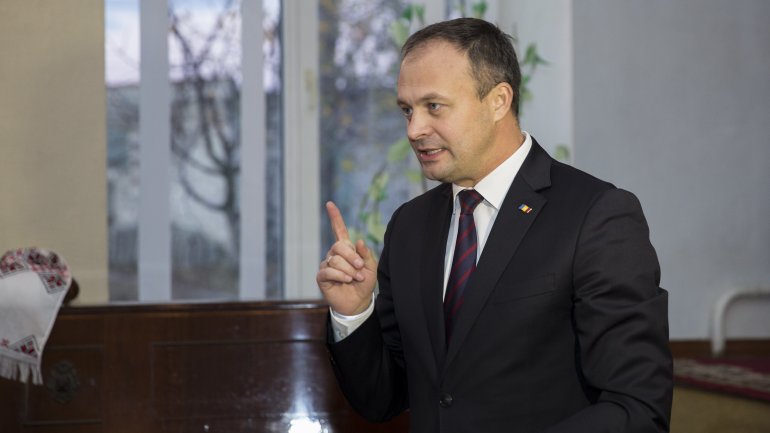 Andrian Candu as teacher in capital high school, instructing pupils traffic safety (Photos)