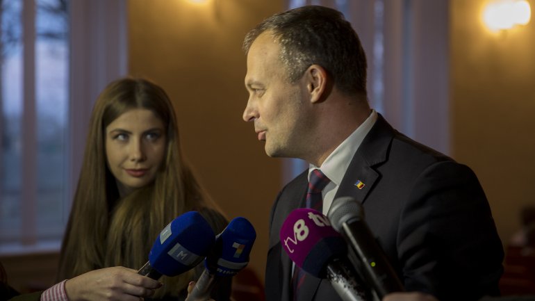 Andrian Candu as teacher in capital high school, instructing pupils traffic safety (Photos)