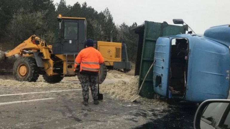 Truck carrying sand overthrown near Edineț as driver lost control