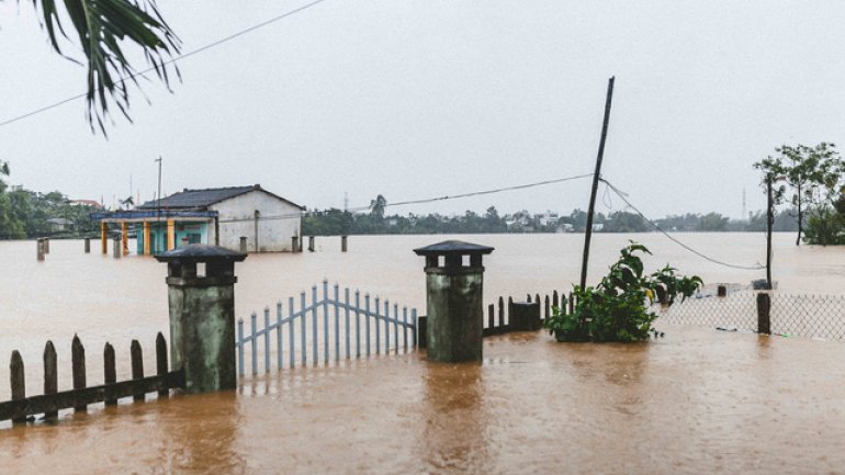 Another typhoon devastated Vietnam: At least 27 killed by Damrey (Photos)