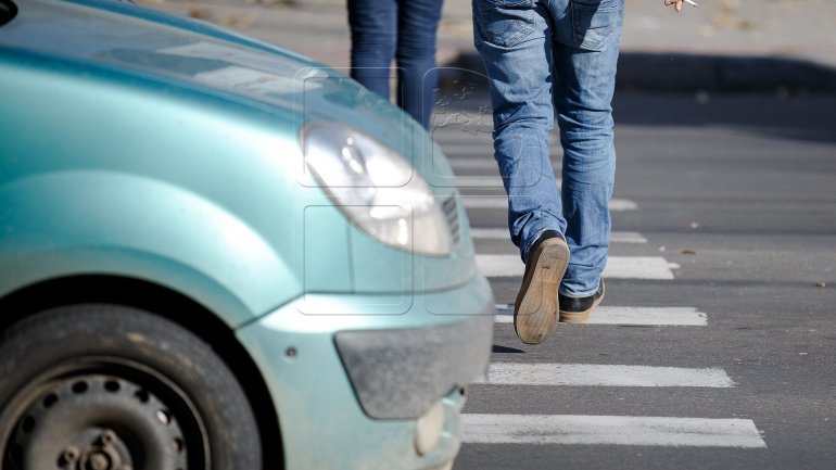 The only one hero in this pedestrian's soul. How drivers abide by road signs (video)