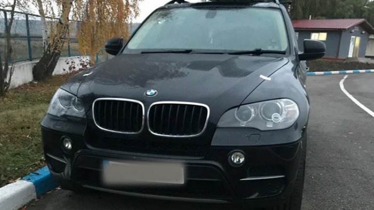 A BMW X5 was seized at Leușeni customs due to its registration plate not matching