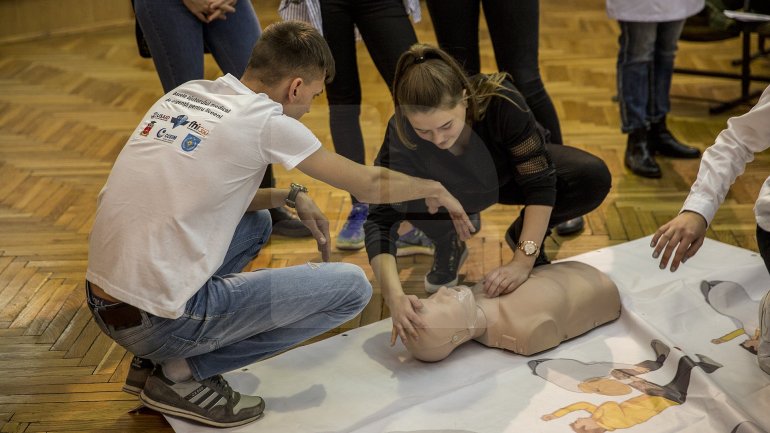 1 500 pupils are taught by medicine students how simple techniques can save a life