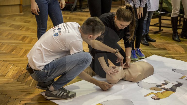 1 500 pupils are taught by medicine students how simple techniques can save a life