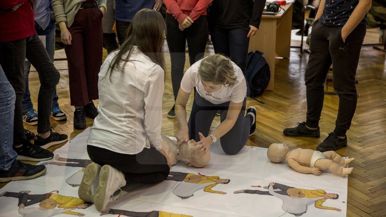 1 500 pupils are taught by medicine students how simple techniques can save a life