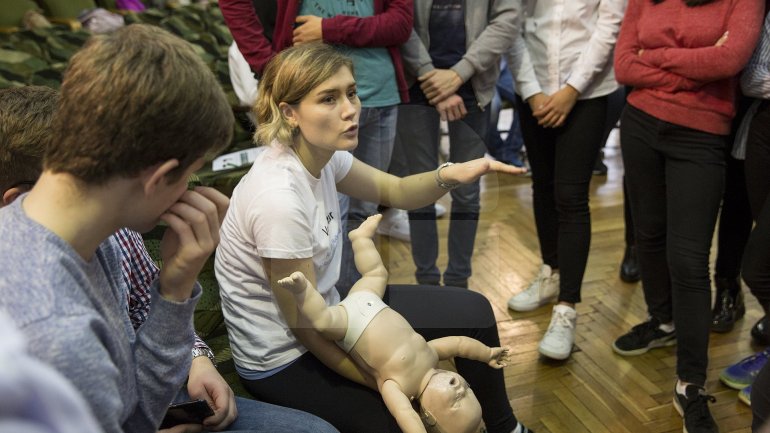 1 500 pupils are taught by medicine students how simple techniques can save a life