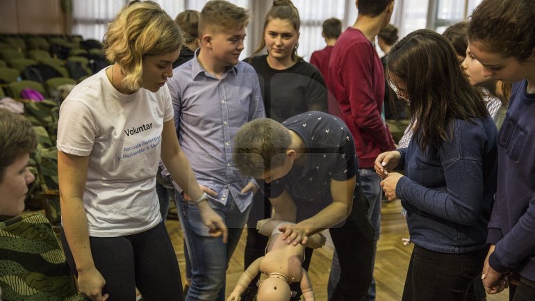 1 500 pupils are taught by medicine students how simple techniques can save a life