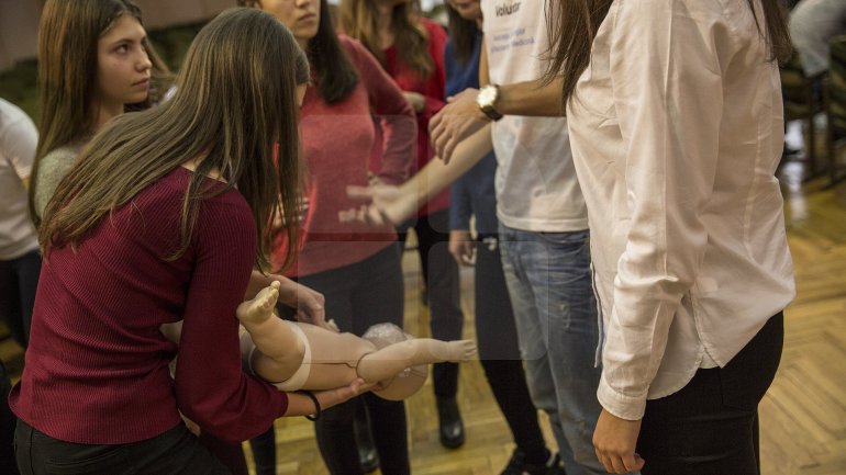 1 500 pupils are taught by medicine students how simple techniques can save a life