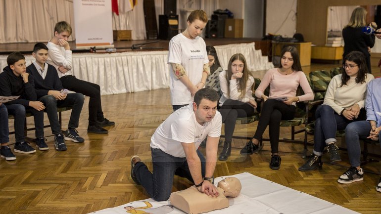 1 500 pupils are taught by medicine students how simple techniques can save a life