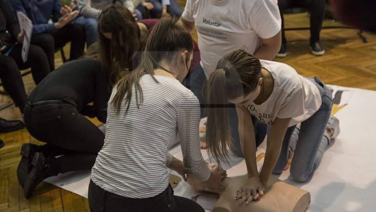 1 500 pupils are taught by medicine students how simple techniques can save a life