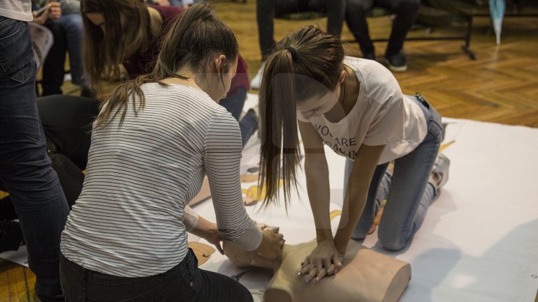 1 500 pupils are taught by medicine students how simple techniques can save a life