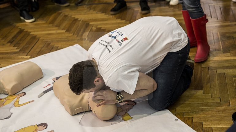 1 500 pupils are taught by medicine students how simple techniques can save a life