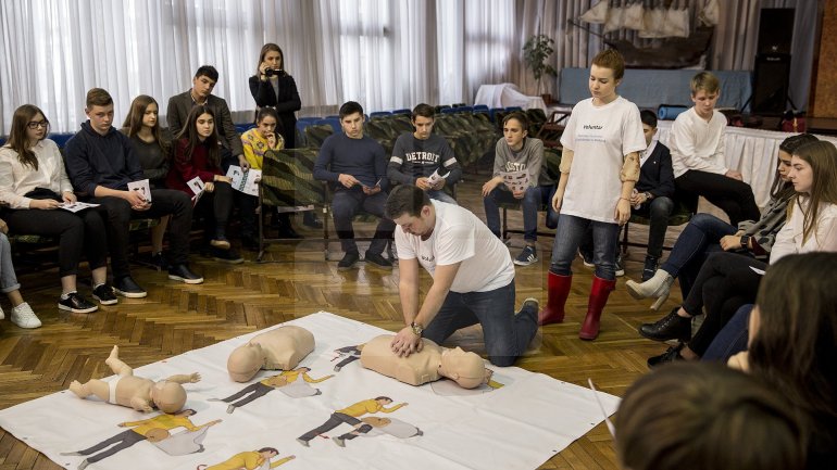 1 500 pupils are taught by medicine students how simple techniques can save a life