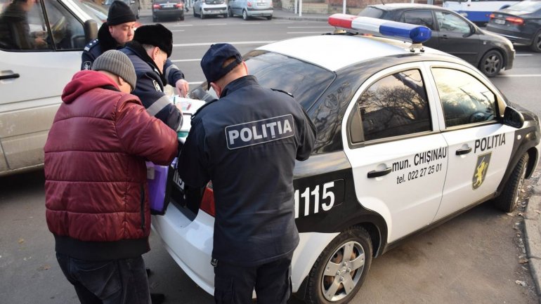 Minibus drivers from Chisinau pulled over and fined for transporting too many passengers 